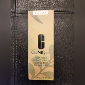 Clinique Stay-Matte Oil-Free Makeup Foundation in 20 Deep Neutral
